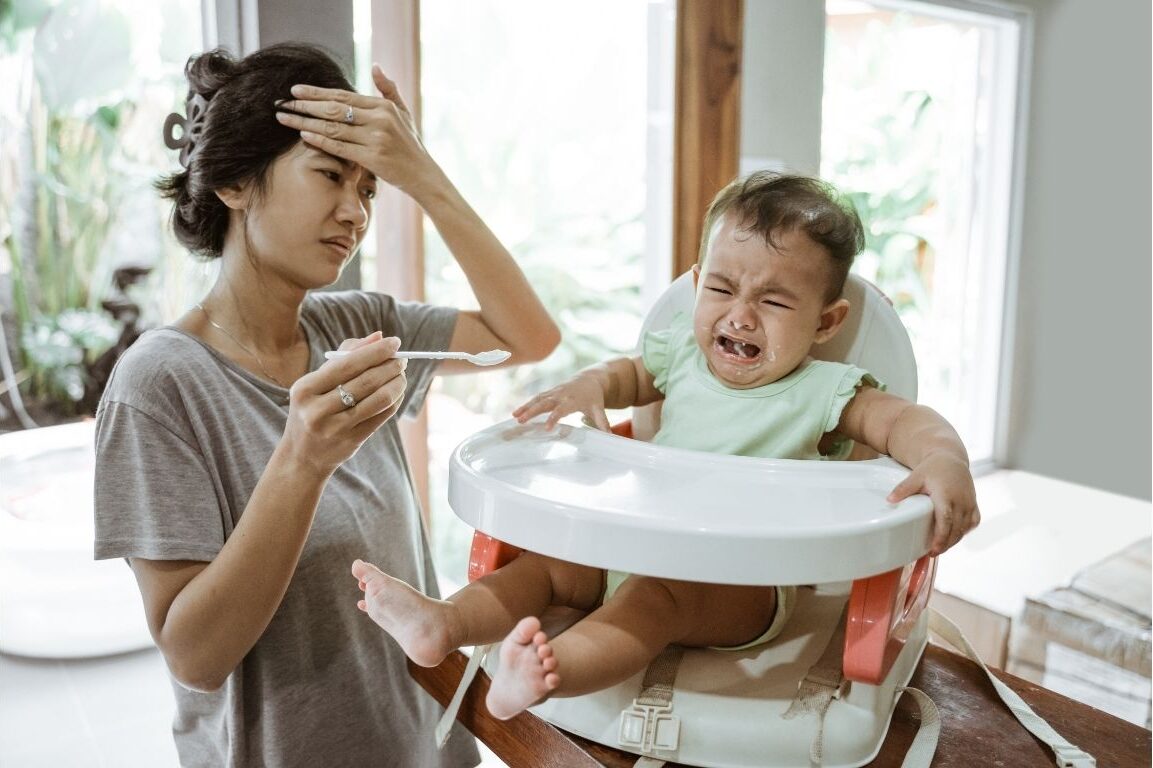 parent-feeding-fussy-baby fussy baby feeding problems